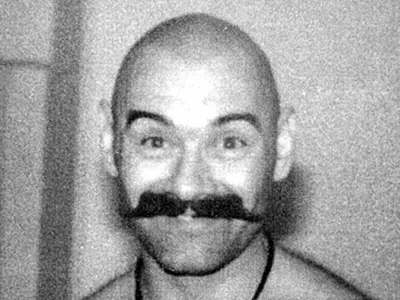 Charles Bronson, zloglasen britanski zapornik, ki je pri starosti 73 let v zaporu preživel kar 52. 