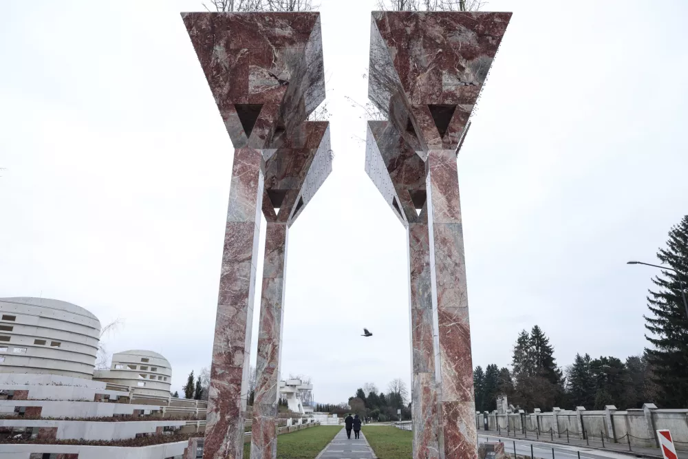 &Scaron;irjenje pokopali&scaron;ča: Novi vhod čaka na uporabno dovoljenje