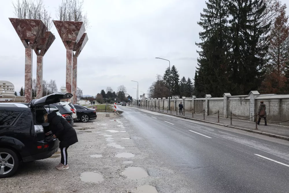 &Scaron;irjenje pokopali&scaron;ča: Novi vhod čaka na uporabno dovoljenje