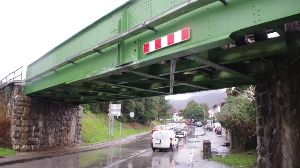 Solkan.Prizorisce trcenja avtobusa v zelezniski most.Foto: PPP Nova Gorica