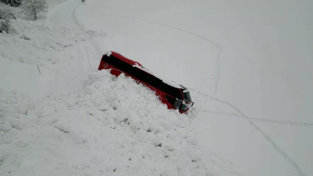 Eine Lawine hat im Lech nahe der Ortschaft Bach einen Reisebus mitgerissen. Wie durch ein Wunder wurden die 12 Insassen nicht verletzt, der Bus jedoch von der Stra&szlig;e gerissen. Die Bergungsarbeiten sollen nach dem Mittag beginnen. Bach Lechtal Arlberg &Ouml;sterreich *** An avalanche has swept away a coach in the Lech near the village of Bach Miraculously, the 12 passengers were not injured, but the coach was torn off the road Recovery work is due to begin after midday Bach Lechtal Arlberg Austria,Image: 1076718315, License: Rights-managed, Restrictions: imago is entitled to issue a simple usage license at the time of provision. Personality and trademark rights as well as copyright laws regarding art-works shown must be observed. Commercial use at your own risk., Model Release: no