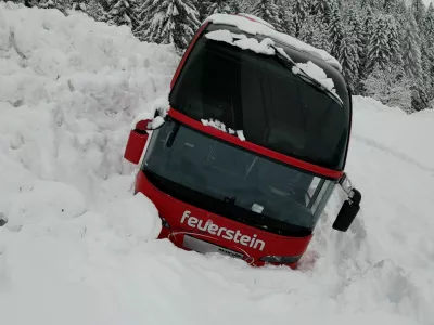 Eine Lawine hat im Lech nahe der Ortschaft Bach einen Reisebus mitgerissen. Wie durch ein Wunder wurden die 12 Insassen nicht verletzt, der Bus jedoch von der Stra&szlig;e gerissen. Die Bergungsarbeiten sollen nach dem Mittag beginnen. Bach Lechtal Arlberg &Ouml;sterreich *** An avalanche has swept away a coach in the Lech near the village of Bach Miraculously, the 12 passengers were not injured, but the coach was torn off the road Recovery work is due to begin after midday Bach Lechtal Arlberg Austria,Image: 1076718281, License: Rights-managed, Restrictions: imago is entitled to issue a simple usage license at the time of provision. Personality and trademark rights as well as copyright laws regarding art-works shown must be observed. Commercial use at your own risk., Model Release: no