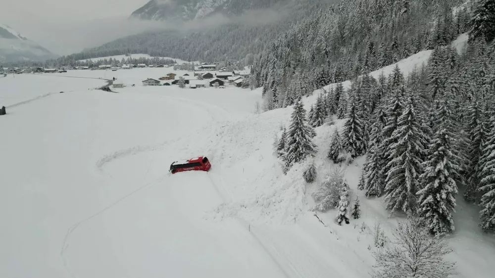 Eine Lawine hat im Lech nahe der Ortschaft Bach einen Reisebus mitgerissen. Wie durch ein Wunder wurden die 12 Insassen nicht verletzt, der Bus jedoch von der Stra&szlig;e gerissen. Die Bergungsarbeiten sollen nach dem Mittag beginnen. Bach Lechtal Arlberg &Ouml;sterreich *** An avalanche has swept away a coach in the Lech near the village of Bach Miraculously, the 12 passengers were not injured, but the coach was torn off the road Recovery work is due to begin after midday Bach Lechtal Arlberg Austria,Image: 1076718205, License: Rights-managed, Restrictions: imago is entitled to issue a simple usage license at the time of provision. Personality and trademark rights as well as copyright laws regarding art-works shown must be observed. Commercial use at your own risk., Model Release: no