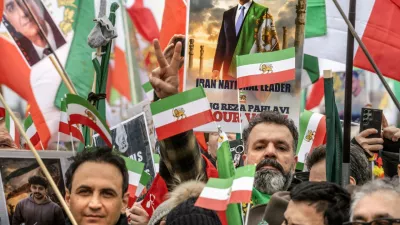 Demonstranti pred nekaj dnevi v Muenchnu. Opozicijske stranke si niso enotne, kakšna je najboljša pot naprej. / Foto: Profimedia