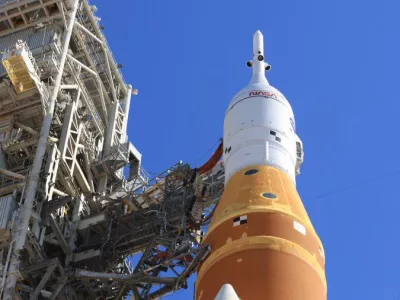 This image provided by NASA shows NASA's moon rocket sits on the pad at Kennedy Space Center in Florida on Thursday, Feb. 19, 2026. (NASA via AP) / Foto: 