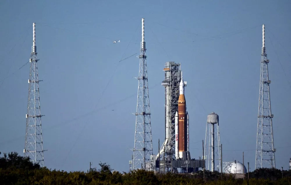 FILE PHOTO: The Space Launch System (SLS), with the Orion crew capsule, stands at launch complex 39B during the Wet Dress Rehearsal, a full-scale countdown and propellant load, for the Artemis II mission to the Moon at Kennedy Space Center in Cape Canaveral, Florida, U.S., February 2, 2026. REUTERS/Steve Nesius/File Photo / Foto: Steve Nesius