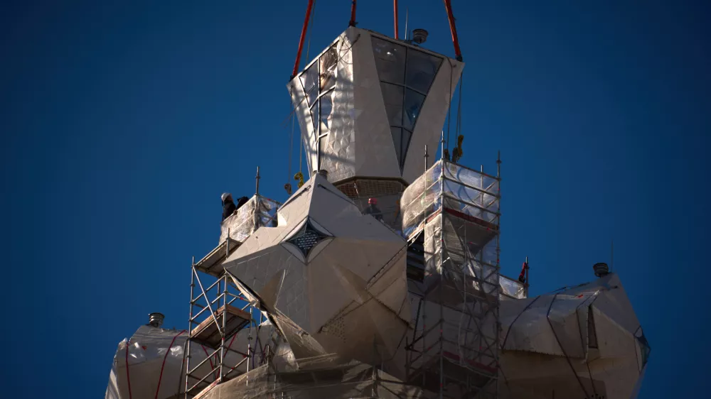 A crane lifts the upper arm of the cross onto the Tower of Jesus Christ at the Sagrada Familia in Barcelona, Spain, Friday, Feb. 20, 2026, reaching the basilica's maximum height of 172.5 meters (566 feet). (AP Photo/Emilio Morenatti) / Foto: Emilio Morenatti
