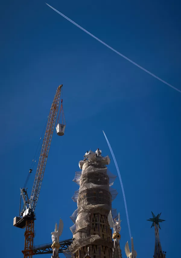 A crane lifts the upper arm of the cross onto the Tower of Jesus Christ at the Sagrada Familia in Barcelona, Spain, Friday, Feb. 20, 2026, reaching the basilica's maximum height of 172.5 meters (566 feet). (AP Photo/Emilio Morenatti) / Foto: Emilio Morenatti