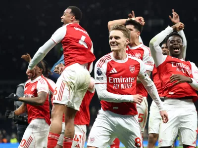 Arsenal players celebrate winning the English Premier League soccer match between Tottenham Hotspur and Arsenal in London, Sunday, Feb. 22, 2026.(AP Photo/Ian Walton)
