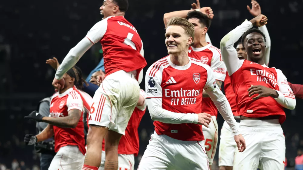 Arsenal players celebrate winning the English Premier League soccer match between Tottenham Hotspur and Arsenal in London, Sunday, Feb. 22, 2026.(AP Photo/Ian Walton)