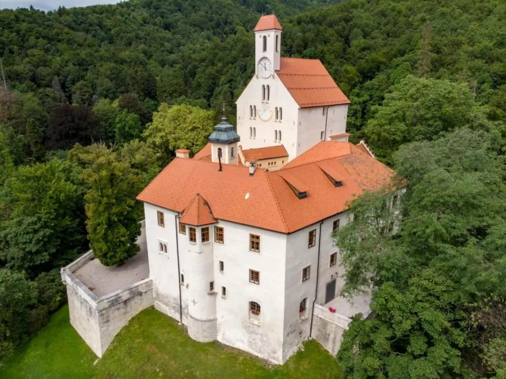 Grad Pi&scaron;ece je bil leta 1999 razgla&scaron;en za kulturni spomenik državnega pomena. V zadnjih dveh desetletjih je bil deležen obsežnih obnovitvenih del, v katera je država vložila več kot 6,3 milijona evrov, od tega 2,5 milijona evrov iz evropskih sredstev. F gradovislovenije.si