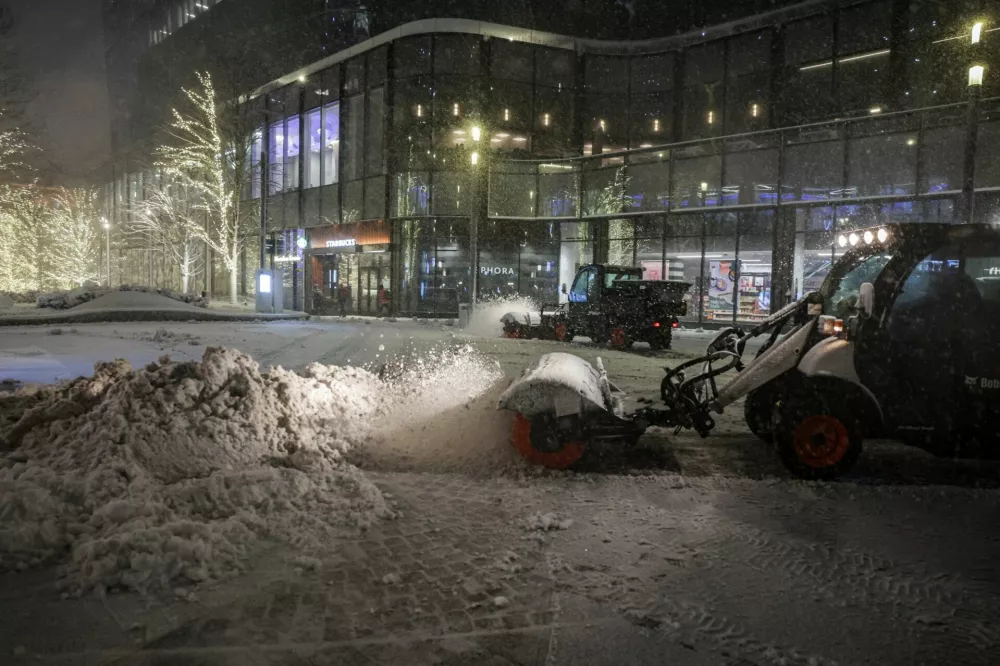 A snow plow vehicle clears snow as it falls during a winter storm in New York City, U.S., February 22, 2026. REUTERS/Jeenah Moon