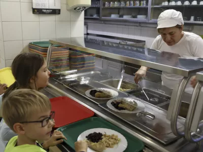 8.11.2024 - O&Scaron; Tone Čufar - osnovna &scaron;ola - &scaron;olska prehrana - kosilo - prvo&scaron;olčki - &scaron;olarji - slovenska hrana - jedilnicaFOTO: LUKA CJUHA