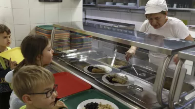 8.11.2024 - O&Scaron; Tone Čufar - osnovna &scaron;ola - &scaron;olska prehrana - kosilo - prvo&scaron;olčki - &scaron;olarji - slovenska hrana - jedilnicaFOTO: LUKA CJUHA