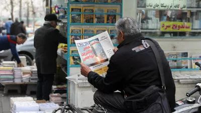 A man reads a newspaper featuring a picture of an Iranian missile, as he sits next to a bookstore, in Tehran, Iran, February 7, 2026. Majid Asgaripour/WANA (West Asia News Agency) via REUTERS ATTENTION EDITORS - THIS PICTURE WAS PROVIDED BY A THIRD PARTY   TPX IMAGES OF THE DAY / Foto: Majid Asgaripour