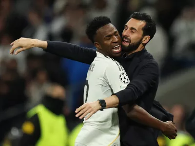Soccer Football - UEFA Champions League - Real Madrid v AS Monaco - Santiago Bernabeu, Madrid, Spain - January 20, 2026 Real Madrid's Vinicius Junior celebrates scoring their fifth goal with coach Alvaro Arbeloa REUTERS/Violeta Santos Moura