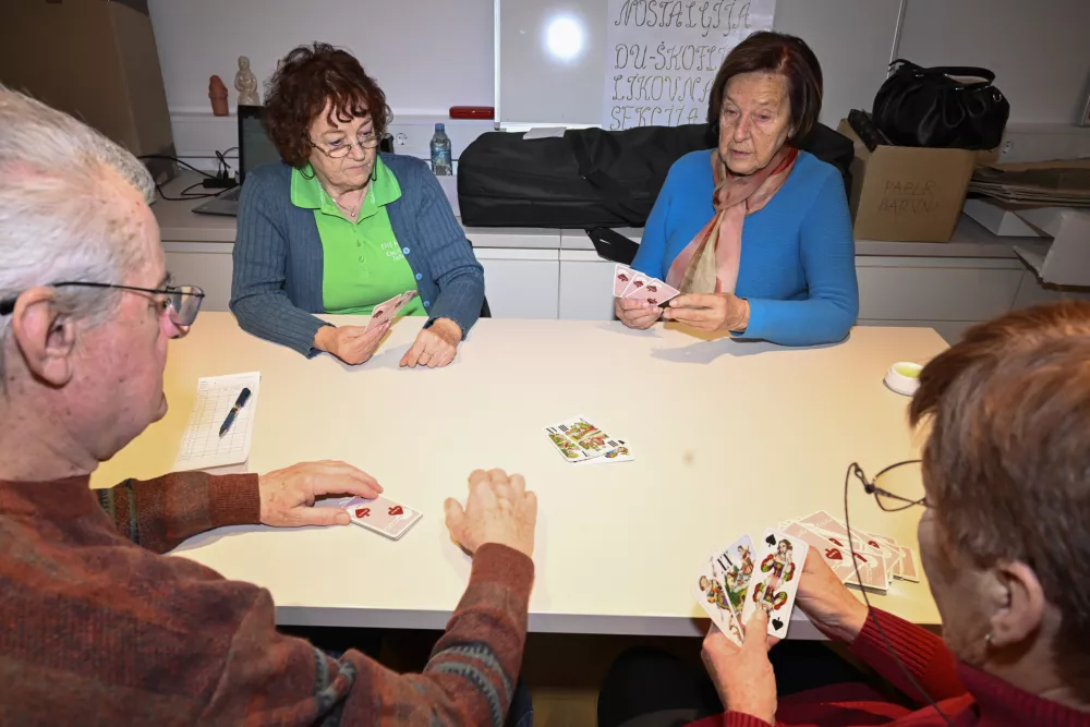 Četrtki so rezervirani za tarok: Združuje jih ena najstarej&scaron;ih miselnih iger