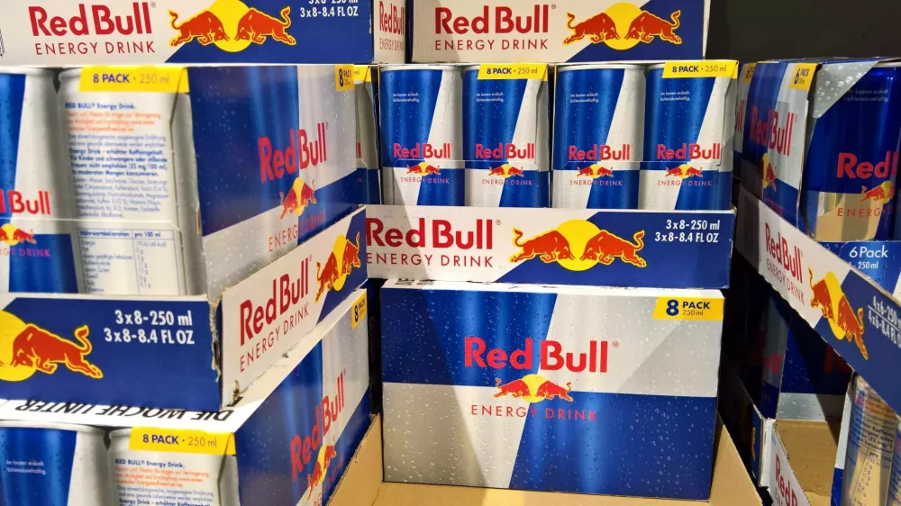 Red Bull Energydrink bzw Energy Drink in der Dose. Die Red Bull GmbH ist ein 1984 von Dietrich Mateschitz zusammen mit der thail?ndischen Unternehmerfamilie Yoovidhya gegr?ndetes ?sterreichisches Unternehmen mit Hauptsitz in Fuschl am See. Ihr bekanntestes Produkt ist der gleichnamige Energydrink RedBull. Das Unternehmen ist in den Gesch?ftsfeldern Getr?nke, Sportmanagement und Medien t?tig *** Red Bull Energydrink or energy drink in a can Red Bull GmbH is an Austrian company founded in 1984 by Dietrich Mateschitz together with the Thai entrepreneurial family Yoovidhya and headquartered in Fuschl am See Its best-known product is the energy drink of the same name RedBull The company is active in the beverage, sports management and medNo Use Switzerland. No Use Germany. No Use Japan. No Use Austria