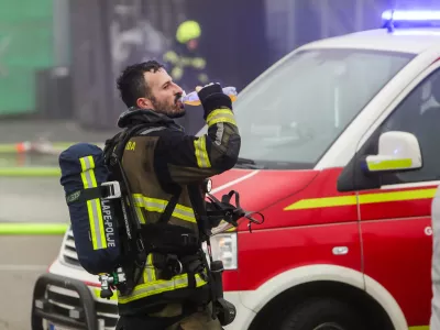 -14.12.2025. - Obsežen požar skladi&scaron;ča in logističnega centra SPAR Slovenija.- gasilci,//FOTO: Bojan Velikonja