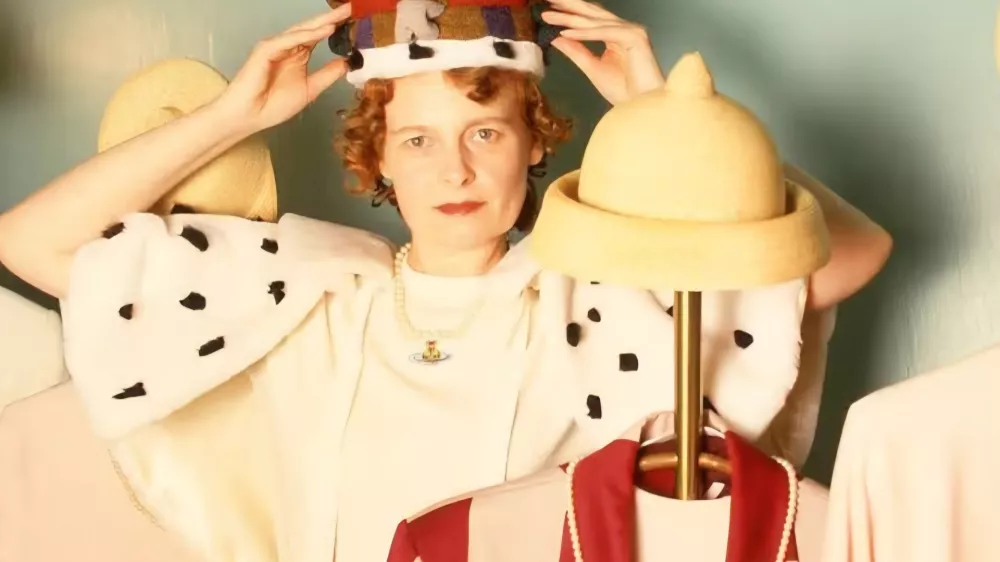  F The Bowes Museum Vicky Sturrs, direktorica programov in zbirk v Bowesu, jo označuje za &raquo;eno najdrznej&scaron;ih britanskih oblikovalk v zgodovini mode&laquo;, kustosinja Rachel Whitworth pa je dejala: &raquo;Oblikovanja Vivienne Westwood niso bila revolucionarna le po videzu, temveč tudi po načinu izdelave.Prelomila je pravila oblikovanja ter se neustra&scaron;no poigravala s tehniko, proporci in zgodovinskimi referencami. Črpala je iz preteklosti, ustvarjala za sedanjost in ostajala izrazito pozorna na prihodnost.&laquo;