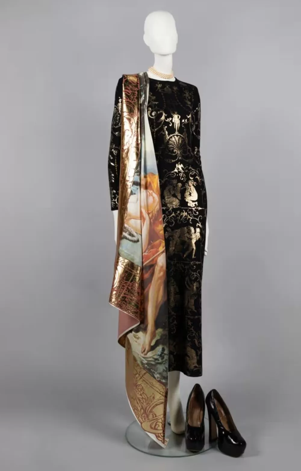 Obleka z vzorcem Boulle, zlato uokvirjen &scaron;al z vzorcem Shepherd in lakasti salonarji z dvignjeno peto. F The Bowes Museum