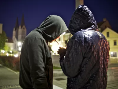 najstniki- Kočevje 2011 - vandalizem - &scaron;tevilni nočni požigi - razmi&scaron;ljajo o policijski uri, da bi vsem mlaj&scaron;im od 16 let po 22. uri prepovedovali zbiranje na prostem  //FOTO: Jaka Adamič