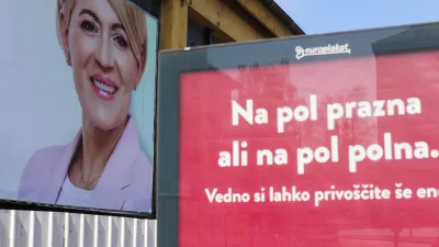 Plakat Aleksandra Pivec Na&scaron;a dežela.- 11.04.2022 - Parlamentarne volitve 2022 - Volitve devetega sklica Državnega zbora Republike Slovenije - predvolilni plakati - //FOTO: Bojan Velikonja