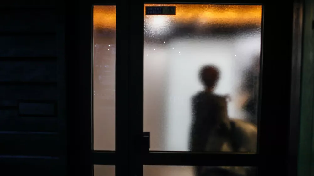 - Simbolična fotografija, sence, psihologija, - 14.01.2023. - Reportaža, Arhitektura v živo, Gostilna Livada o arhitektu Marjanu &Scaron;orliju. Marjan &Scaron;orli..//FOTO: Bojan Velikonja