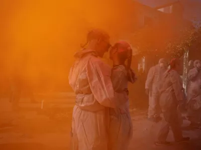 Revellers participate in 'flour war', dousing each other with tonnes of coloured flour, marking Clean Monday-the end of carnival season in the coastal town of Galaxidi, Greece, February 23, 2026. REUTERS/Alkis Konstantinidis   TPX IMAGES OF THE DAY   REFILE - CORRECTING YEAR FROM "2025" TO "2026". / Foto: Alkis Konstantinidis