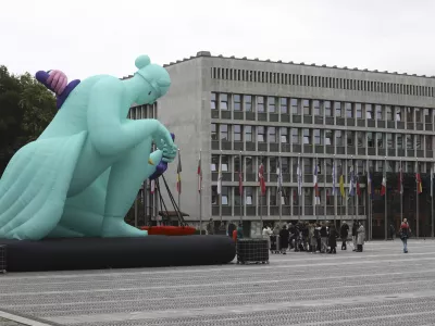 - 25.09.2023 &ndash; Trg republike - obisk ogromnega balona Lady Justice (gospa Pravica), ki ponazarja, kako velika mednarodna podjetja zaradi želje po ustvarjanju lastnega dobička lahko teptajo človekove pravice in uničujejo okolje - //FOTO: Luka Cjuha