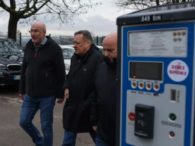 - Zoran Janković, Župan Mestne Občine Ljubljana. Parkirni avtomat.- 29.01.2026. - Terenski sestanek Župana MOL s prebivalci &Scaron;tepanjskega naselja zaradi spremenjenega režima parkiranja v naselju.&Scaron;tepanjsko naselje, parkiranje, pomanjkanje parkiri&scaron;č.//FOTO: Bojan Velikonja