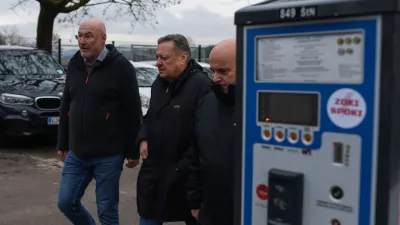 - Zoran Janković, Župan Mestne Občine Ljubljana. Parkirni avtomat.- 29.01.2026. - Terenski sestanek Župana MOL s prebivalci Štepanjskega naselja zaradi spremenjenega režima parkiranja v naselju.Štepanjsko naselje, parkiranje, pomanjkanje parkirišč.//FOTO: Bojan Velikonja