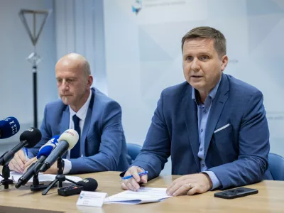 Ljubljana, DVK.Novinarska konferenca Drzavne volilne komisije (DVK) o poteku glasovanja na zakonodajnem referendumu o zakonu o dodatku k pokojnini za izjemne dosezke na podrocju umetnosti, ki bo 11. maja.Predsednik DVK Peter Golob in direktor sluzbe DVK Igor Zorcic.