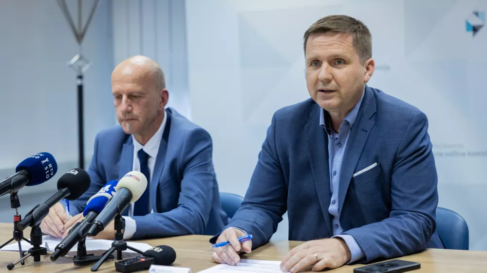 Ljubljana, DVK.Novinarska konferenca Drzavne volilne komisije (DVK) o poteku glasovanja na zakonodajnem referendumu o zakonu o dodatku k pokojnini za izjemne dosezke na podrocju umetnosti, ki bo 11. maja.Predsednik DVK Peter Golob in direktor sluzbe DVK Igor Zorcic.