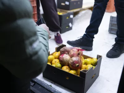 lokalna hranazdrava hrana07.10.2025 - Skupnostno nakupovanje, Mali plac za prihodnost, parkiri&scaron;če pred Inter&scaron;par Vič. Foto: Nik Erik Neubauer 