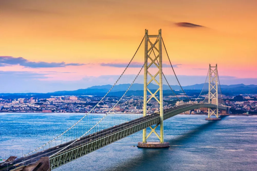 Kobe, Japan at Akashi Kaikyo Bridge at dusk over the Seto Inland Sea. / Foto: Sean Pavone