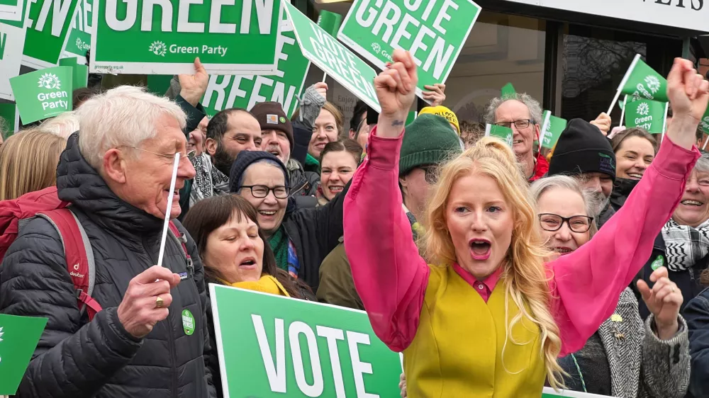 Hannah Spencer, Green Party's candidate for the Gorton and Denton by-election in Manchester, joins supporters for a campaign, in Manchester, Britain, February 13, 2026. REUTERS/Andy Bruce