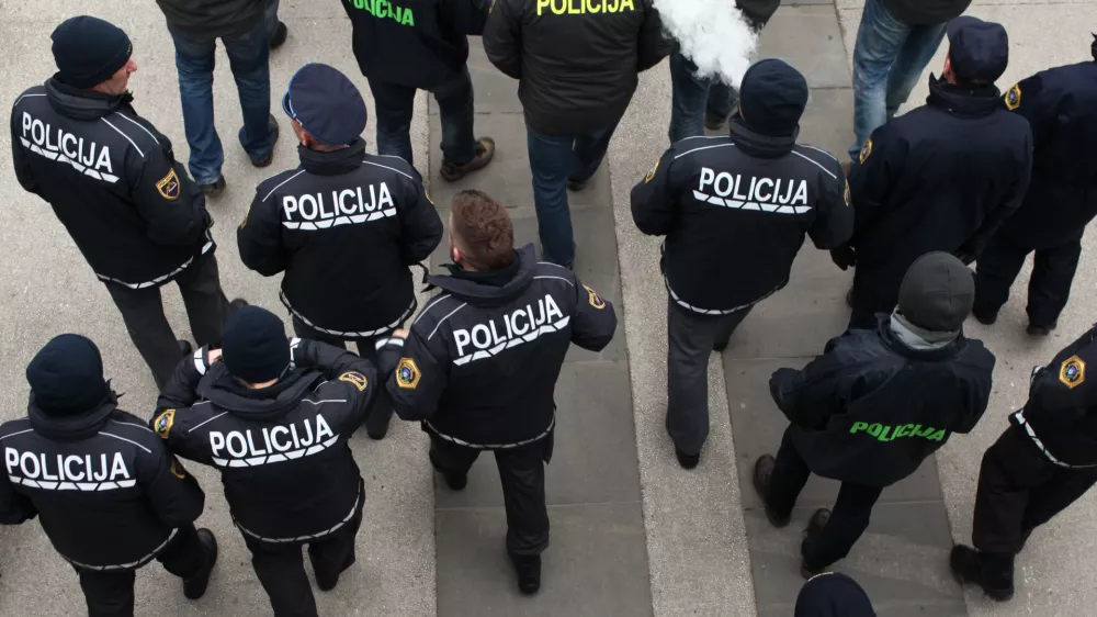 - simbolična fotografija - 10.12.2015 - Policijska stavka - Policisti, ki stavkajo že od 18.novembra so se zopet zbrali pred vlado in parlamentom na protestnem shodu, s katerim želijo javnosti in predvsem vladi pokazati, da so enotni in odločeni vztrajati pri uveljavitvi zapisanih zavez, med drugim povečanje plač za 35 odstotkov in izplačilo presežnih ur, hkrati pa opozorili na neurejen status in neustrezno opremo - protestni shod - ///FOTO: Luka Cjuha