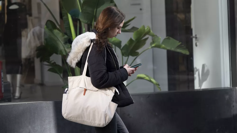 simbolična fotografijamobitelsodobna tehnologijasocialna omrežjamobitelefonkomunikacijamobilni telefonmobilnikpametni telefonpametni telefoniinstagram facebook tiktok04.03.2025 Uporaba mobilnih telefonovFOTO: Nik Erik Neubauer