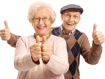 Overjoyed seniors holding their thumbs up isolated on white background / Foto: Ljupco
