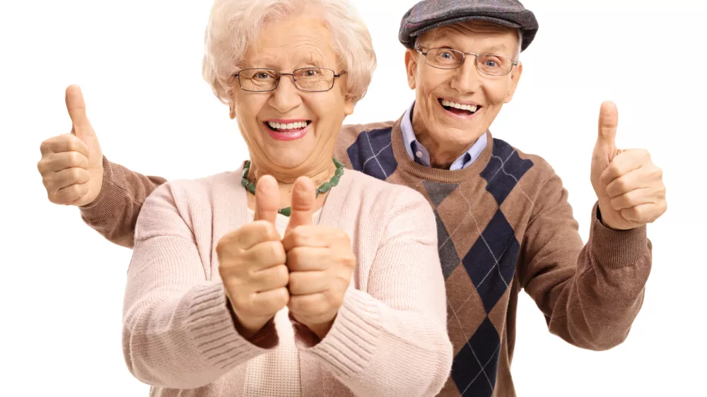 Overjoyed seniors holding their thumbs up isolated on white background / Foto: Ljupco