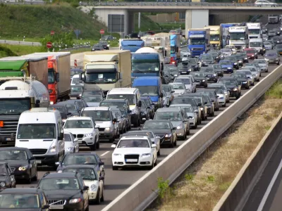 Evropske ceste se &scaron;ibijo pod težo avtomobilov. / Foto: Istock