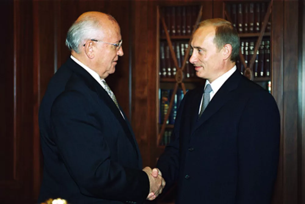 Mihail Gorbačov in aktualni predsednik Vladimir Putin na srečanju 8. oktobra 2001 / Foto: Wikipedija