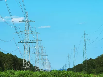 Long line of transmission towers on deforestated strip going through forest area. Electricity, power transmission and distribution, electrical energy, clean energy and environment concepts / Foto: Robertax