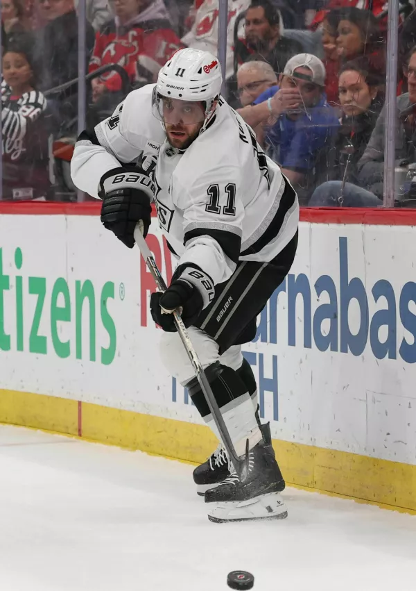 Mar 14, 2026; Newark, New Jersey, USA; Los Angeles Kings center Anze Kopitar (11) passes the puck against the New Jersey Devils during the first period at Prudential Center. Mandatory Credit: Ed Mulholland-Imagn Images / Foto: Ed Mulholland
