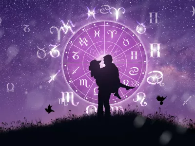 Astrological zodiac signs inside of horoscope circle. Couple singing and dancing over the zodiac wheel and milky way background. The power of the universe concept. / Foto: Peach_istock Getty Images/istockphoto