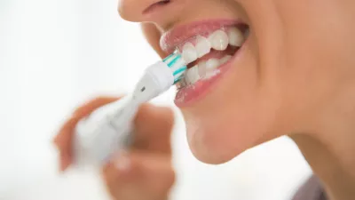 Closeup on young woman brushing teeth / Foto: Centralitalliance