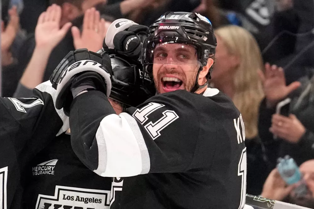 Los Angeles Kings defenseman Mikey Anderson, left, celebrates his goal with center Anze Kopitar during the second period of an NHL hockey game against the New York Islanders, Thursday, March 5, 2026, in Los Angeles. (AP Photo/Mark J. Terrill) / Foto: Mark J. Terrill