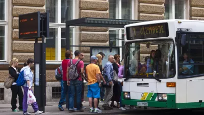 Ali je čas za globe tudi pri nas? Medtem ko drugod že kaznujejo, pri nas potniki še vedno trpijo hrup brez posledic. / Foto: Getty Images