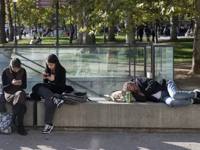 Programi političnih strank: sociala med novimi bombončki in zaostritvami